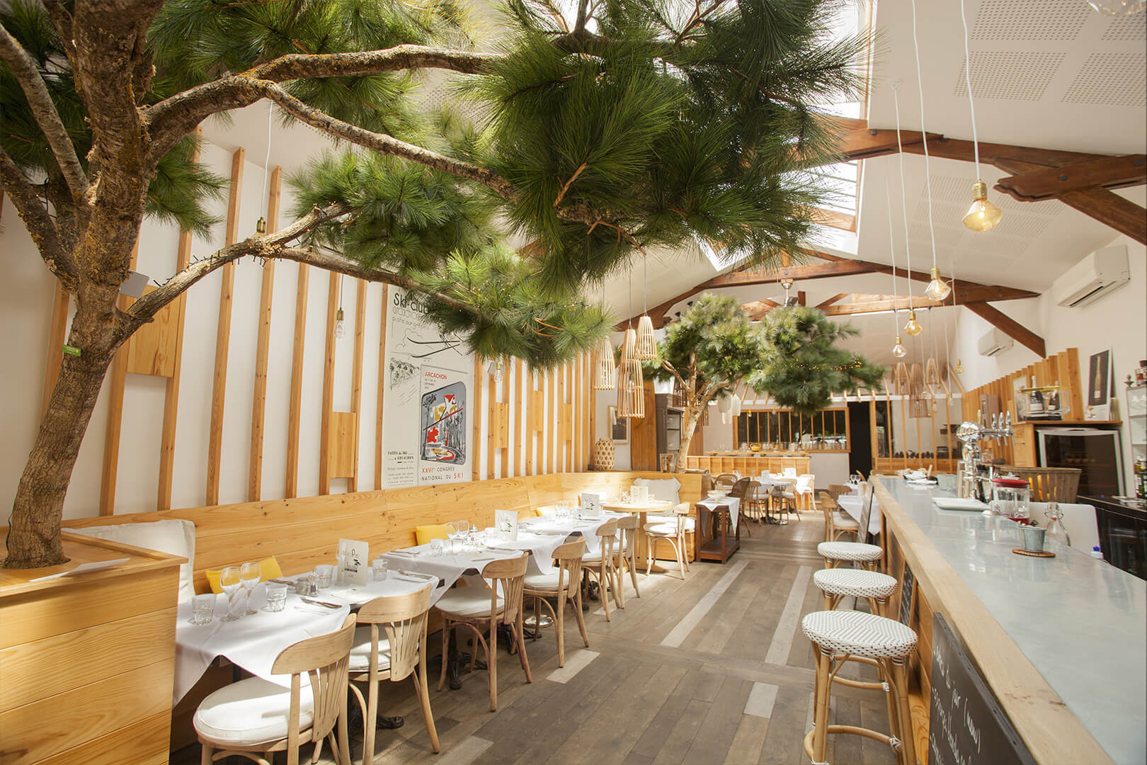 La classe, des pins à l'intérieur de ce restaurant Arcachonnais, décorré par Laurent Guiraudon, sa femme et Beryl Sokombe