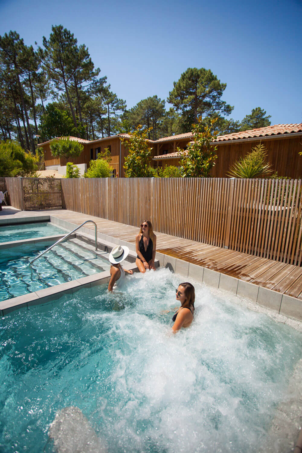 Domaine Ferret thalasso relaxation piscine exterieure